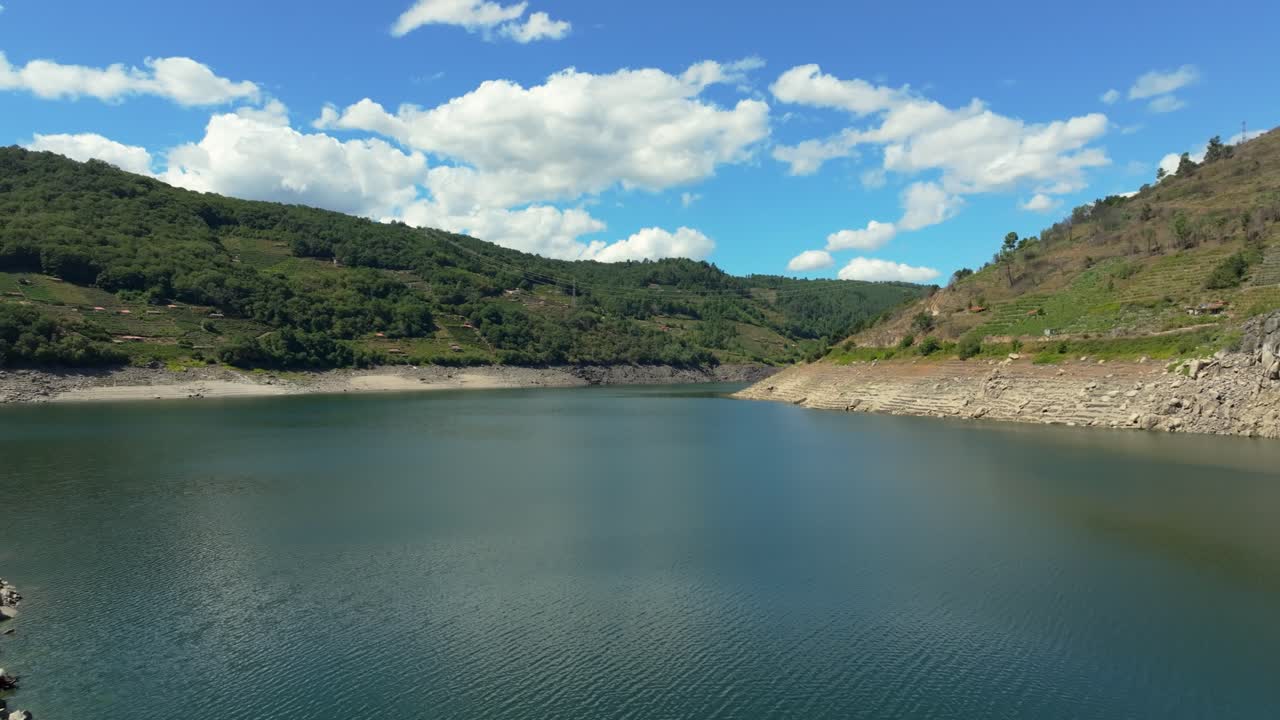 la serenidad de la naturaleza en el embalse das portas, un depósito de agua en galicia, españa