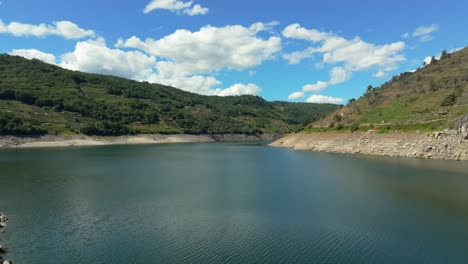 la sérénité de la nature au réservoir d'eau d'embalse das portas en galice, en espagne