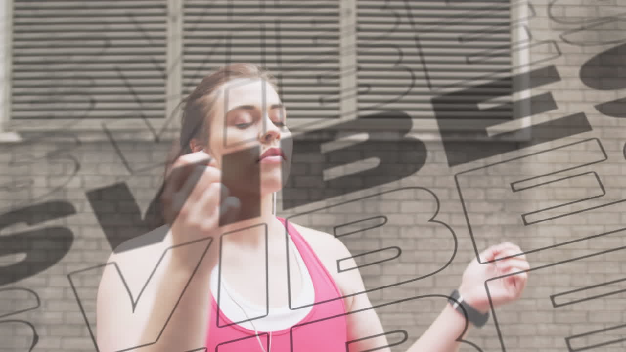 animación de vibraciones texto sobre mujer caucásica estirándose afuera