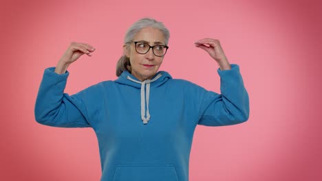 una abuela anciana mostrando un gesto sin sentido con las manos, chismes, promesas vacías, concepto mentiroso