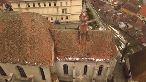 Schönes-Stadtbild-Mit-Einigen-Berühmten-Gebäuden-Der-Mittelalterlichen-Stadt-Sighisoara-An-Einem-Bewölkten-Tag