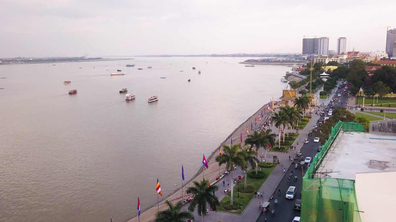 DRONE 4K SUL TONLE SAP E FIUME MEKONG A PHNOM PENH, CAMBOGIA