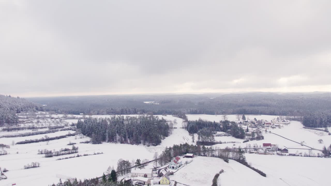 눈 덮인 농가 건물