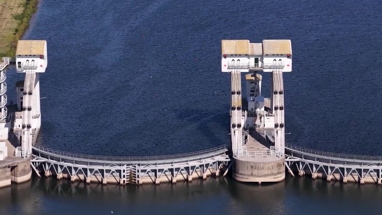 Aerial drone view of the Amerongen weir and navigation lock on the Lower Rhine, featuring hydraulic engineering, hydropower, water management and inland shipping infrastructure.