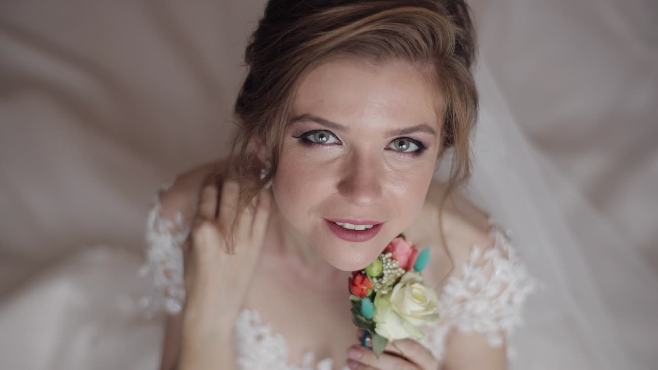 schöne braut im hochzeitskleid