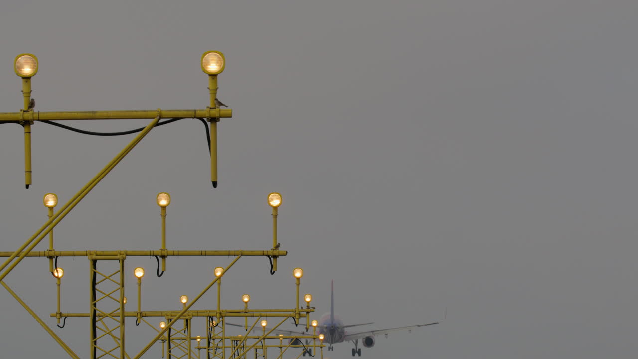 밤에 착륙하는 비행기