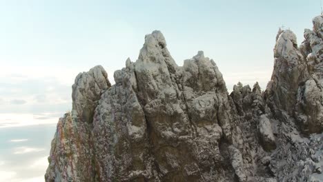 picos de montañas nevadas