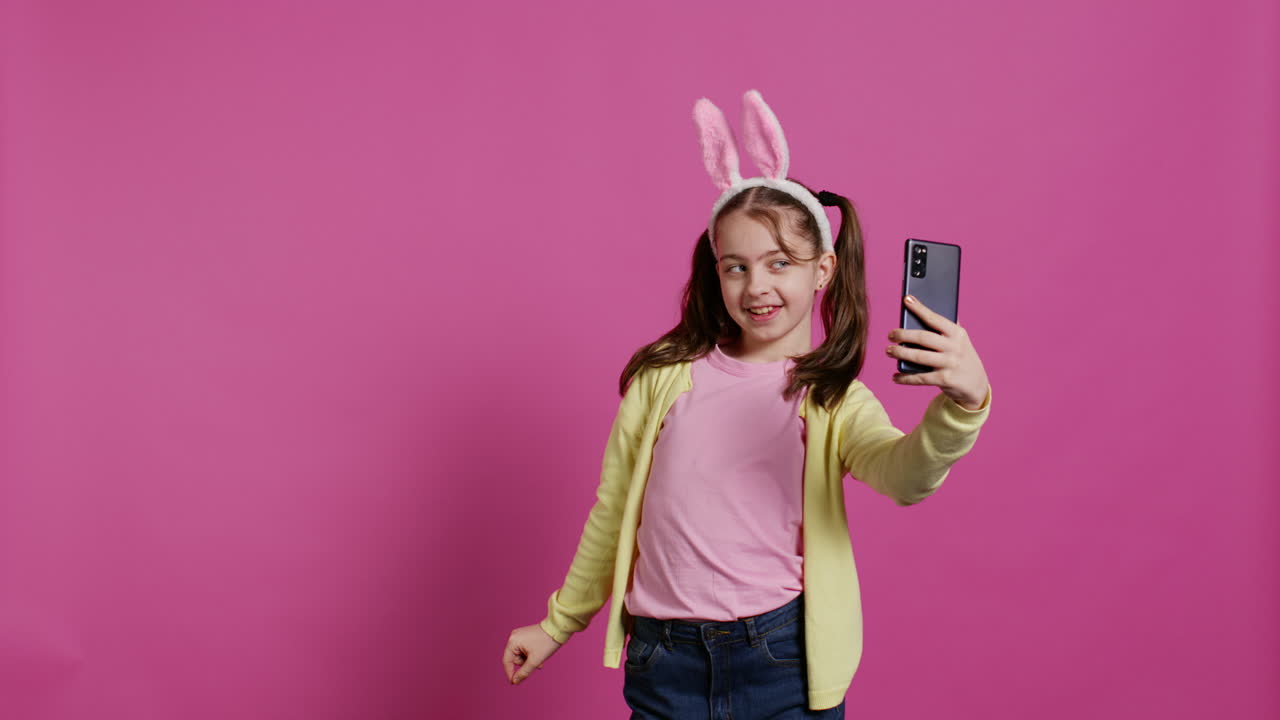 joven feliz y segura tomando fotos en la webcam de su teléfono inteligente