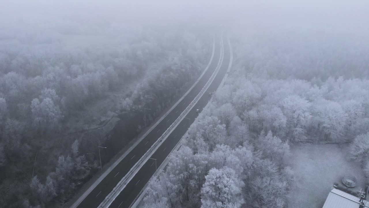 스웨덴 풍경 - 겨울철 주간 도로 위의 안개 낀 날씨의 조감도