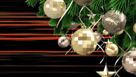 decoraciones de baubles en el árbol de navidad contra senderos de luz naranja contra fondo negro