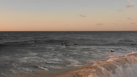 Surfistas-Frente-A-La-Ciudad-Turística-Domburg-En-Los-Países-Bajos-Durante-La-Puesta-De-Sol