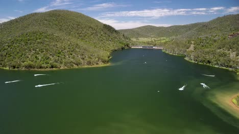 canotaje recreativo en el lago somerset. vista aérea de paralaje