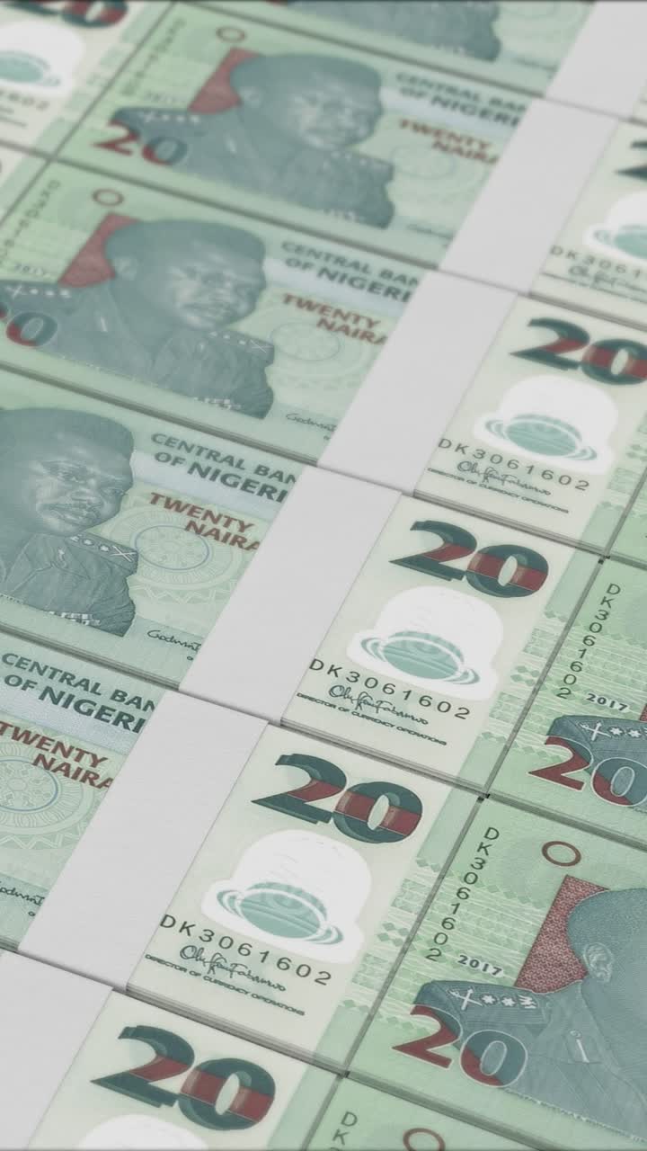 video vertical de 20 billetes de naira nigerianos impresos por una prensa de dinero
