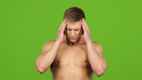 hombre con dolor de cabeza