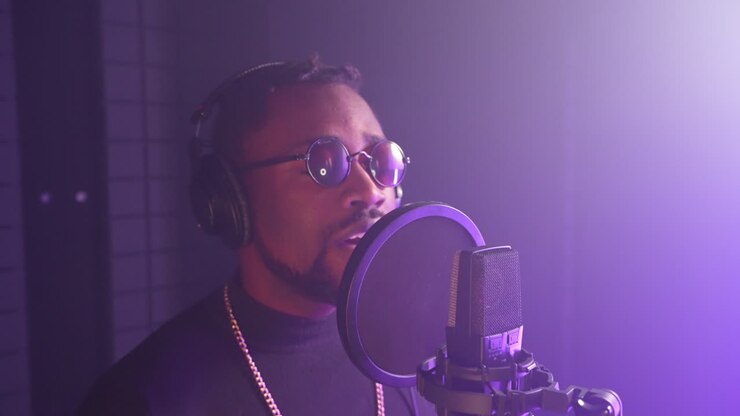 Uomo che registra la musica in studio