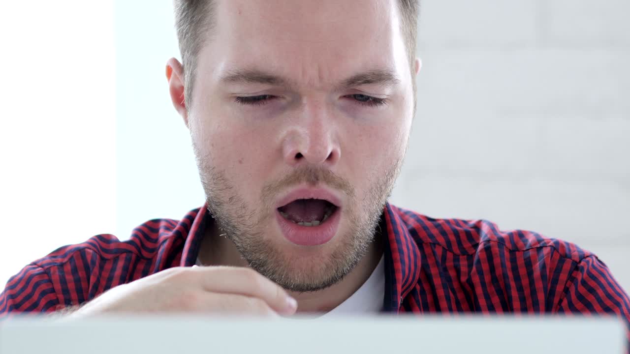 hombre cansado en el trabajo tratando de relajarse, frotando los ojos