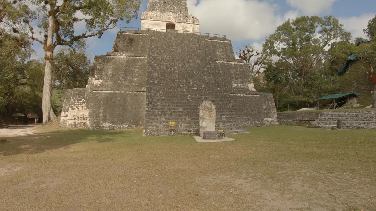 ruinas mayas en tikal en guatemala