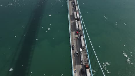 convoy de camiones tratando de pasar la frontera entre ee.uu. y canadá sobre el puente ambassador en detroit, vista aérea