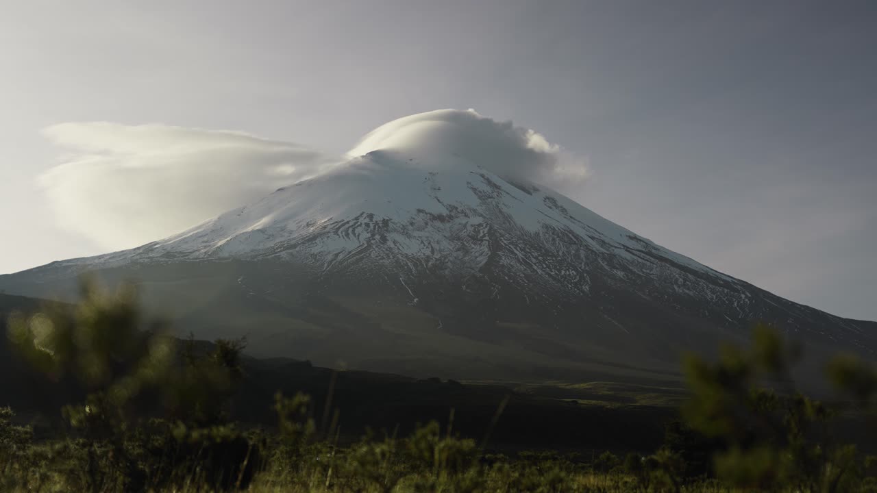 amanecer de lapso de tiempo en el gran volcán nevado formando nubes en los andes de ecuador cotopaxi
