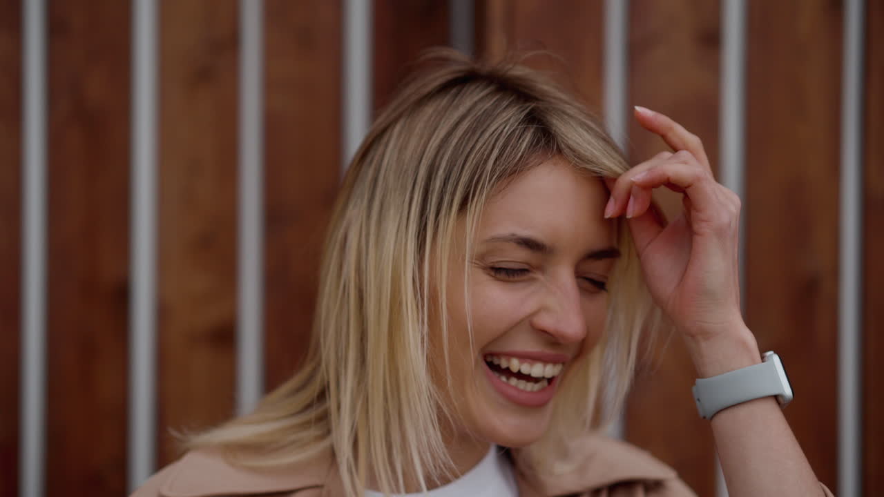 밖에서 웃는 여자