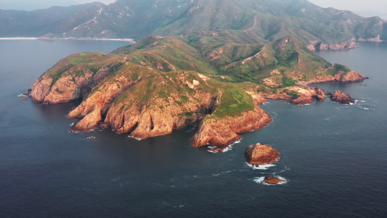 increíble vista aérea de la costa y las montañas cerca de bate head, tai long wan, sai kung, parque rural en el este de hong kong