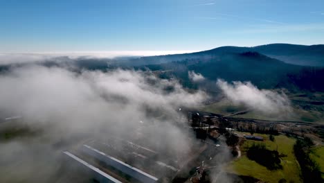 Nubes-Sobre-El-Valle-Debajo-De-Las-Montañas-Con-Arbustos-En-El-Condado-De-Wilkes-Nc,-Carolina-Del-Norte-Con-Granja-De-Pollos-Debajo