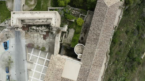 Blick-Von-Oben-Auf-Die-Burgruinen-Von-Cuenca-Und-Mauer-Und-Bogen-Von-Bezudo-In-Der-Historischen-Calle-Trabuco-In-Cuenca,-Spanien