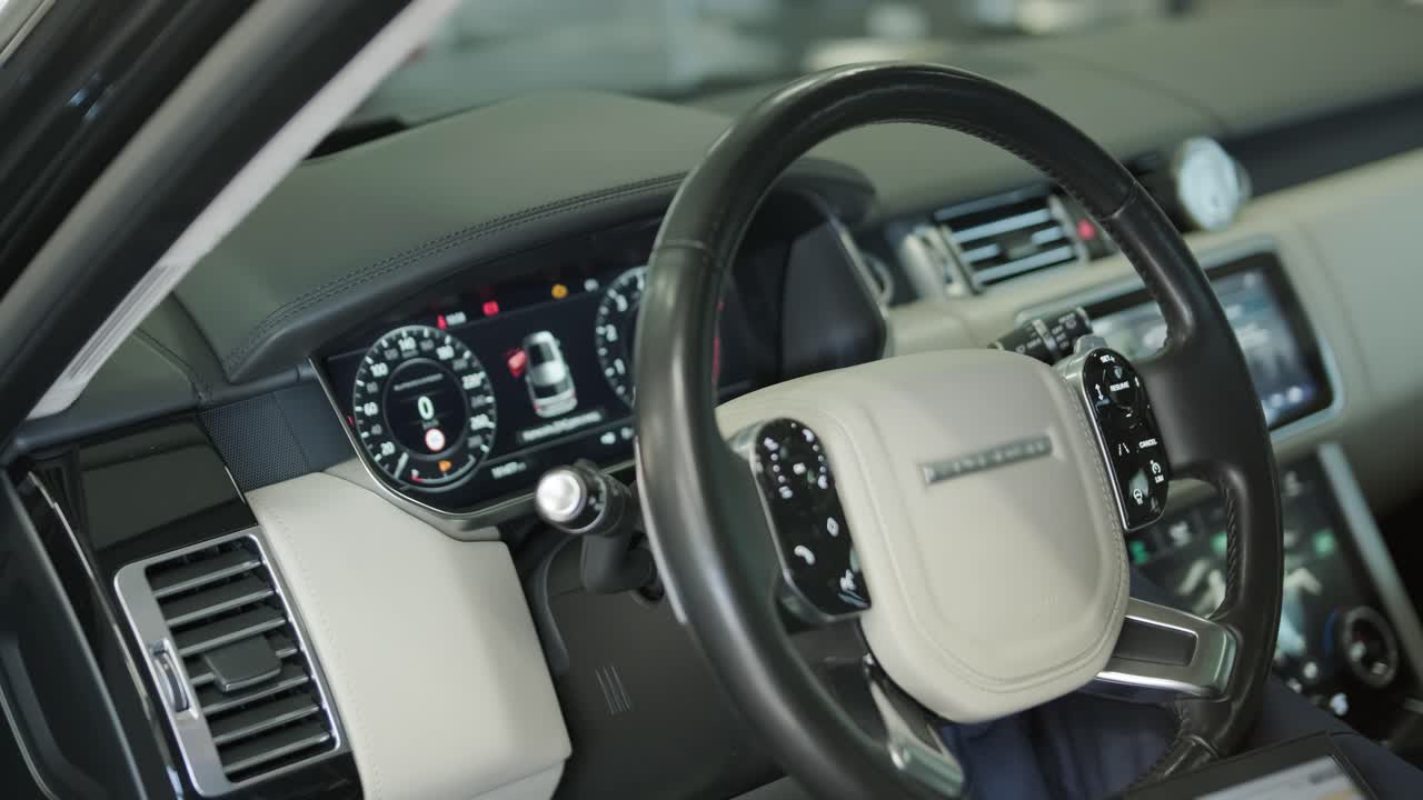 노트북으로 자동차 진단을 하는 기계공