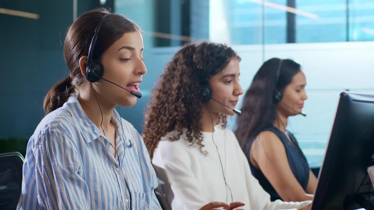 mujeres indias empleados de centros de llamadas interactuando con clientes en la oficina corporativa