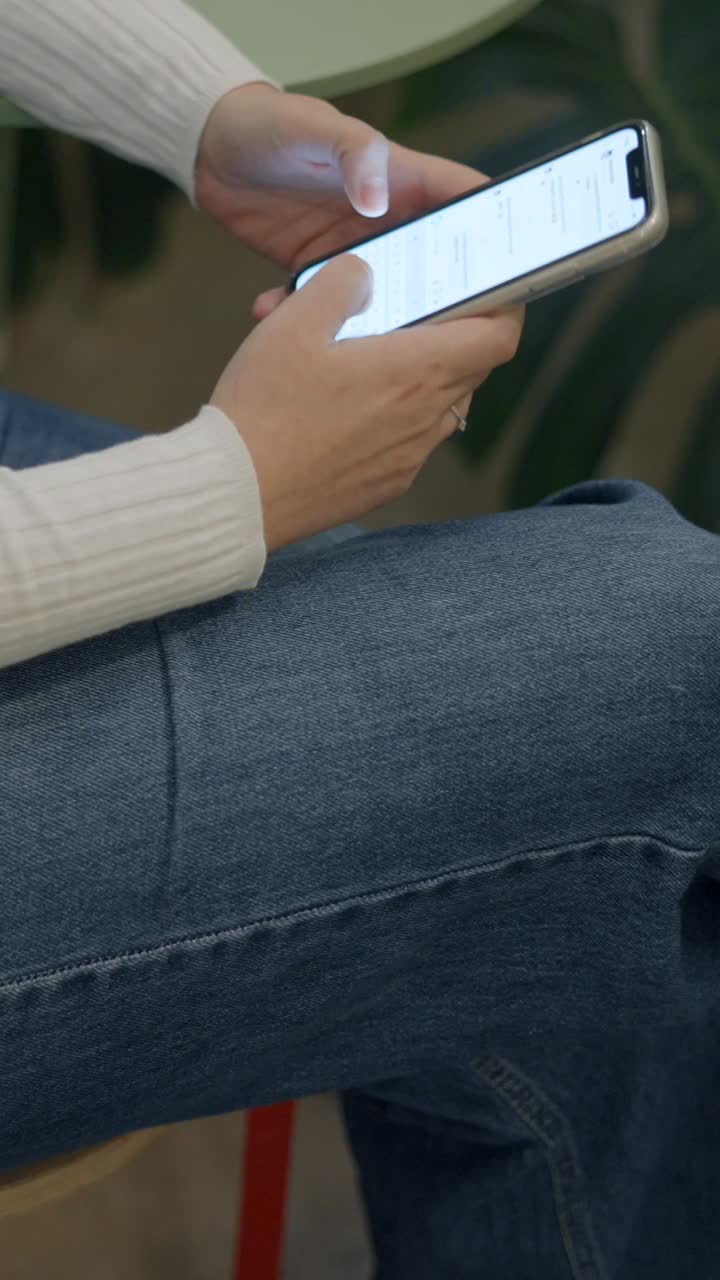 persona que utiliza un teléfono inteligente