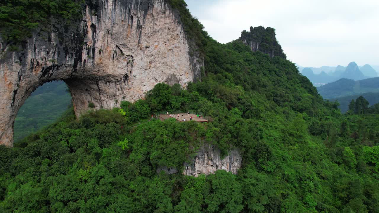 yangshuo yueliang shan arco de piedra en guilin también conocido como colina de la luna, china