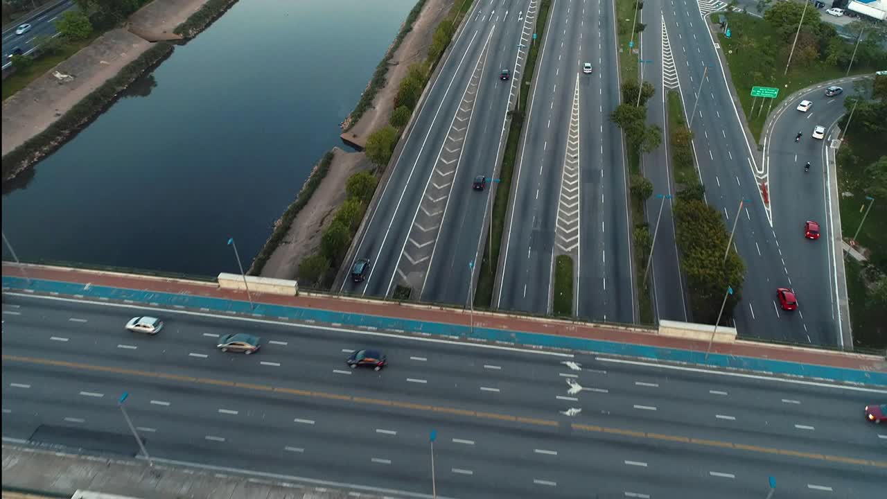 브라질 상파울로 시의 고속도로에서 자동차, 버스 및 트럭의 공중 풍경. 티에테의 강 풍경. 훌륭한 교통 장면. 환상적인 풍경. 고속도로, 교통, 속도.