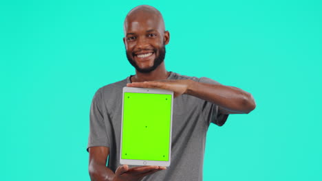 hombre negro, tableta y maqueta en pantalla verde