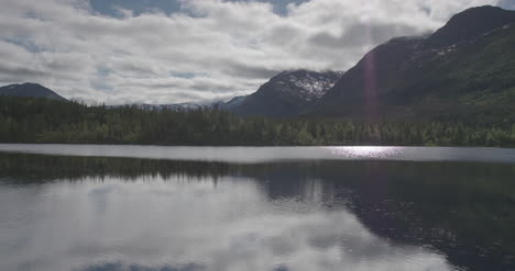 Noruega-Lago-Reflejar-Vid-4K-09