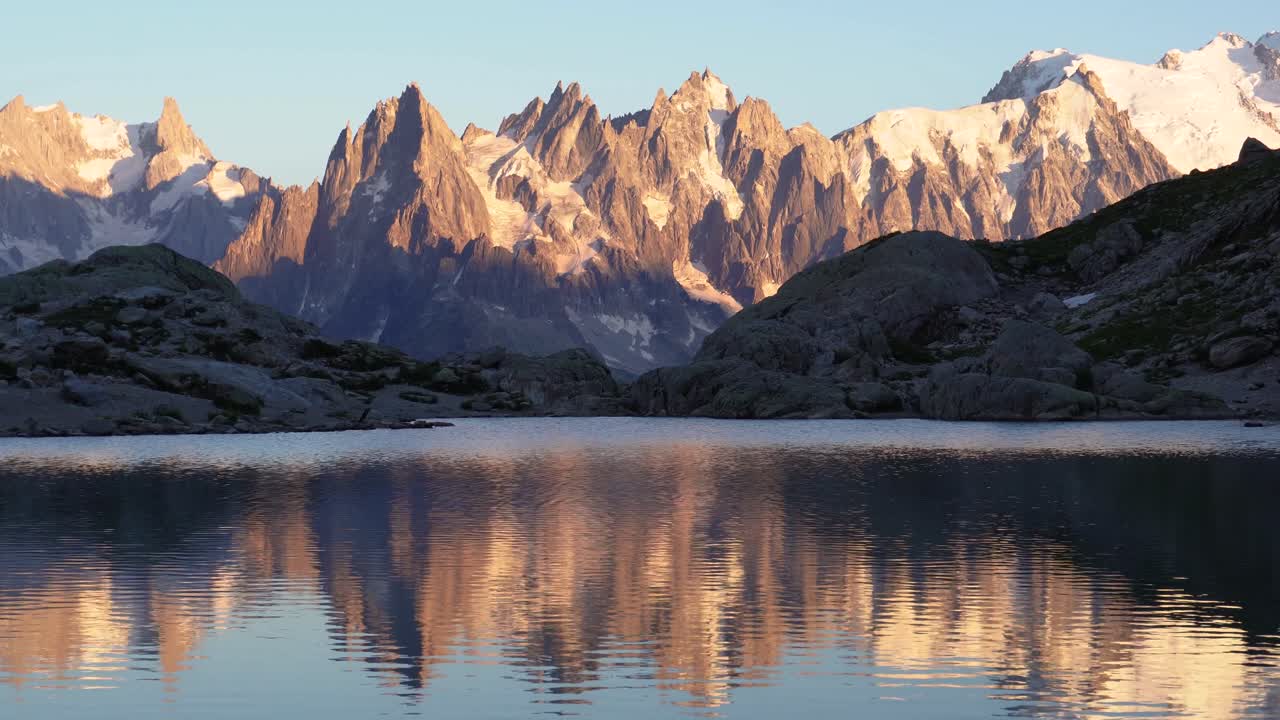 Tramonto molto colorato sulla catena montuosa del Monte Bianco e sul lago Lac Blanc nelle Alpi francesi d'Europa.