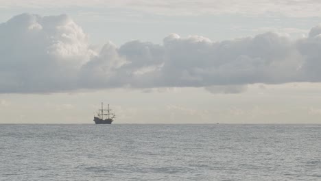 Galeón-Del-Siglo-XVI-Andalucia-Réplica-De-Un-Barco-Navegando-En-El-Mar-Mediterráneo-En-Un-Hermoso-Día-Nublado-Al-Amanecer