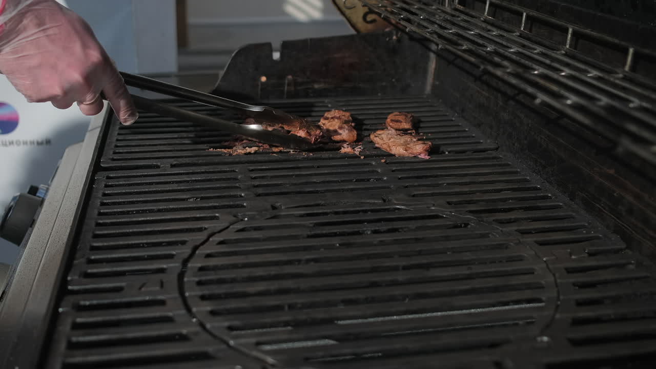 야외에서 스테이크를 그릴 때