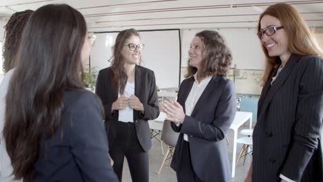 donne d'affari allegre che celebrano il successo