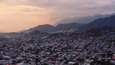 puesta de sol naranja y nebulosa sobre monterrey, méxico
