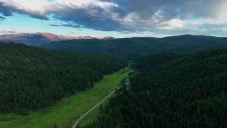 Densos-Bosques-Y-Campos-En-Lolo,-Condado-De-Missoula,-Montana,-Estados-Unidos---Toma-Aérea-De-Drones