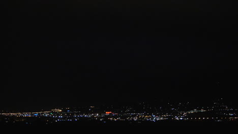 Tormenta-En-La-Ciudad-Iluminada-De-Noche