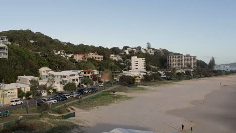 26 de febrero de 2023 - gold coast, queensland, australia: vista desde currumbin beach vikings surf club salvavidas a lo largo de currumbin beach al amanecer