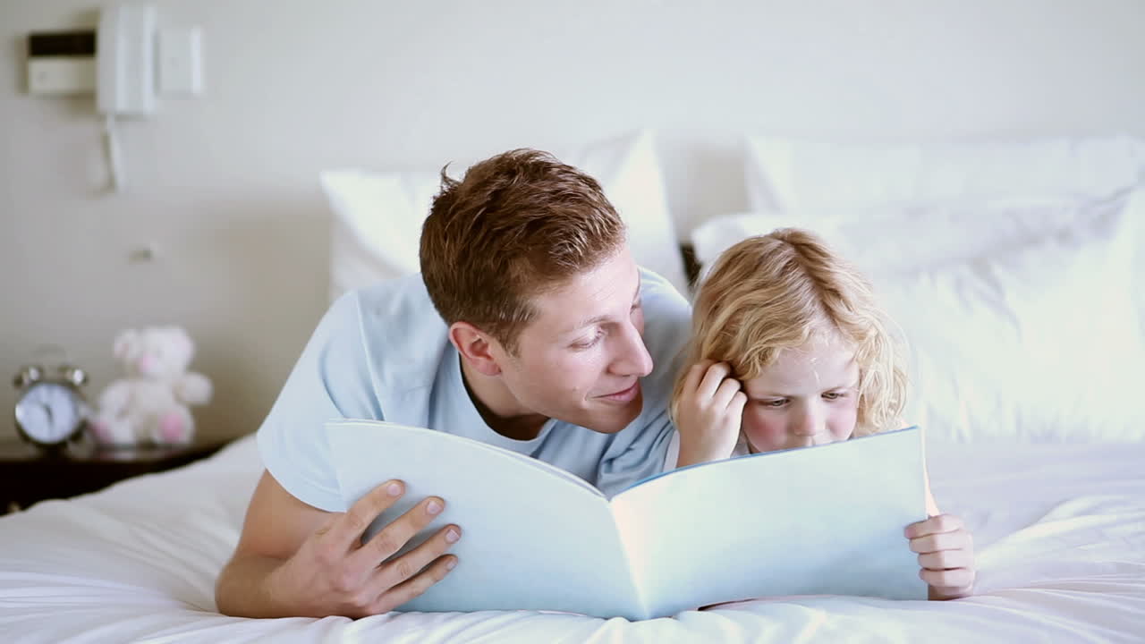 Padre e figlio che leggono un libro insieme