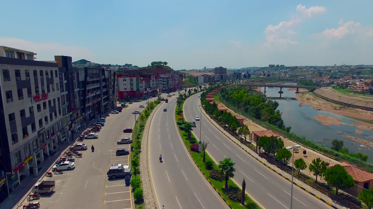 건물과 강이 있는 모델 도로와 도시, 드론 뷰, 강의 다리, 도로에서 달리는 자동차, 치트완, 네팔