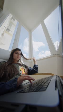 mujer que trabaja desde casa