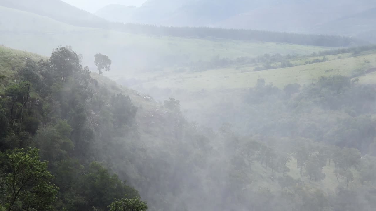 리스본 폭포에서 멀어지는 안개의 정적 저속 촬영