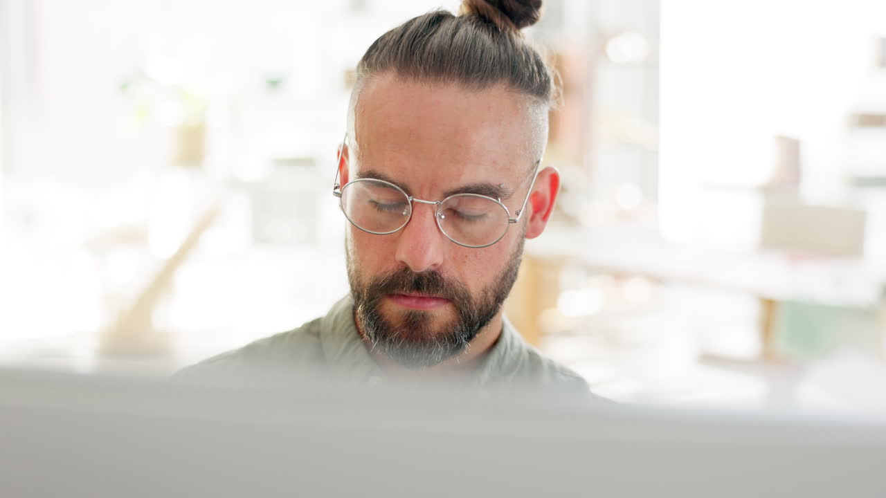 hombre de negocios, pensando y trabajando en computadora
