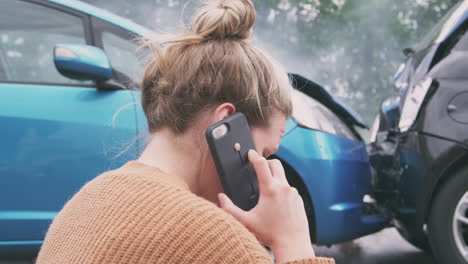 Autofahrerin,-Die-In-Einen-Autounfall-Verwickelt-Ist,-Ruft-Versicherungsgesellschaft-Oder-Bergungsdienst-An