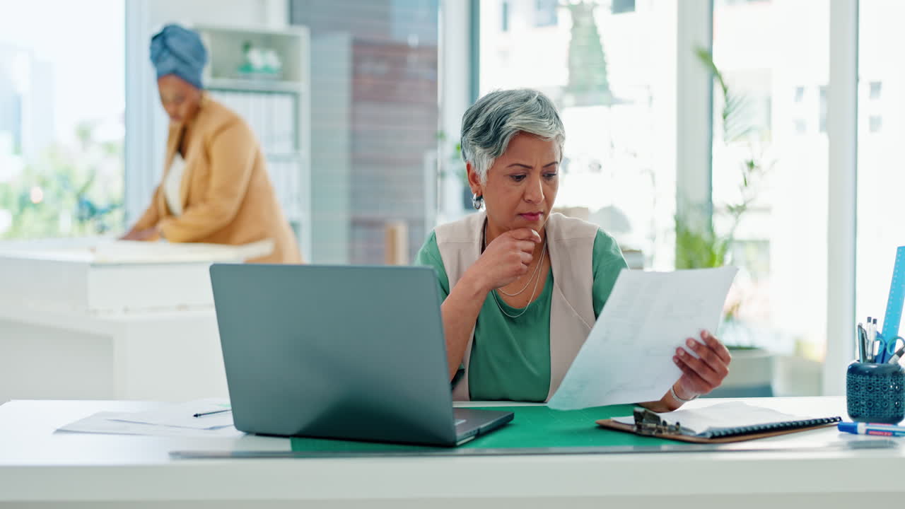 Laptop, documenti e riflessioni per il lavoro