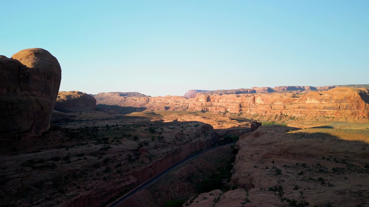 Filmato drone 4K che sorvola Moab, Utah, con l'iconico Arco Corona e il tortuoso fiume Colorado, catturando drammatici canyon di roccia rossa, paesaggi desertici e la bellezza panoramica del Sud-ovest